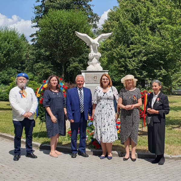 Membri ai Asociației și doamna ambasador, lângă monumentul aviatorului Gheorghe Bănciulescu